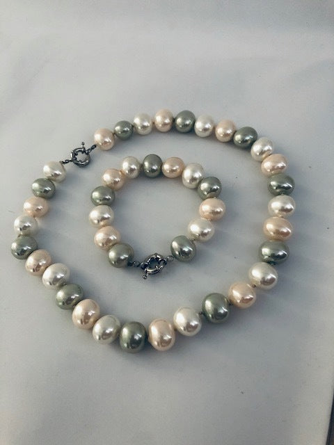 Mother of Pearl Necklace and Bracelet
